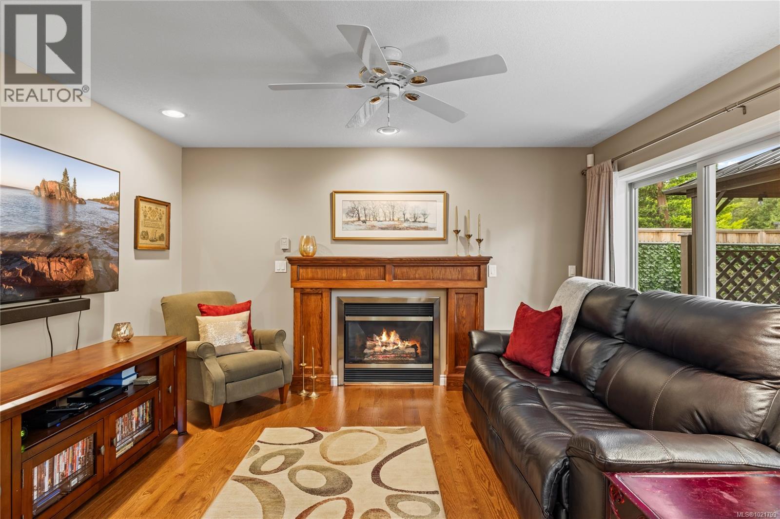 779 Mulholland Dr, Parksville, BC - Indoor Photo Showing Living Room With Fireplace