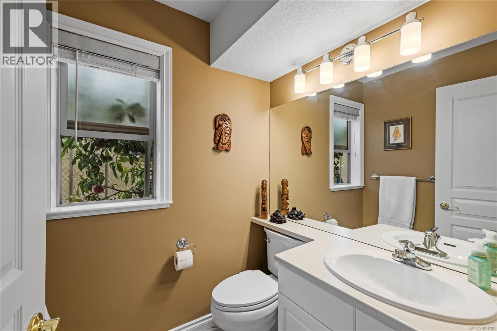 779 Mulholland Dr, Parksville, BC - Indoor Photo Showing Bathroom