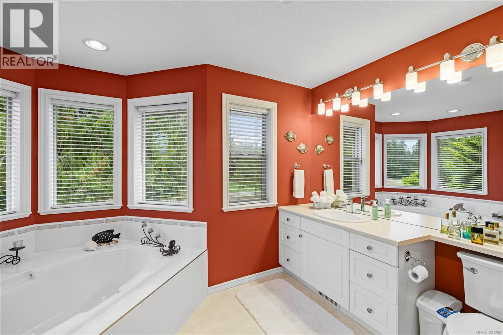 779 Mulholland Dr, Parksville, BC - Indoor Photo Showing Bathroom