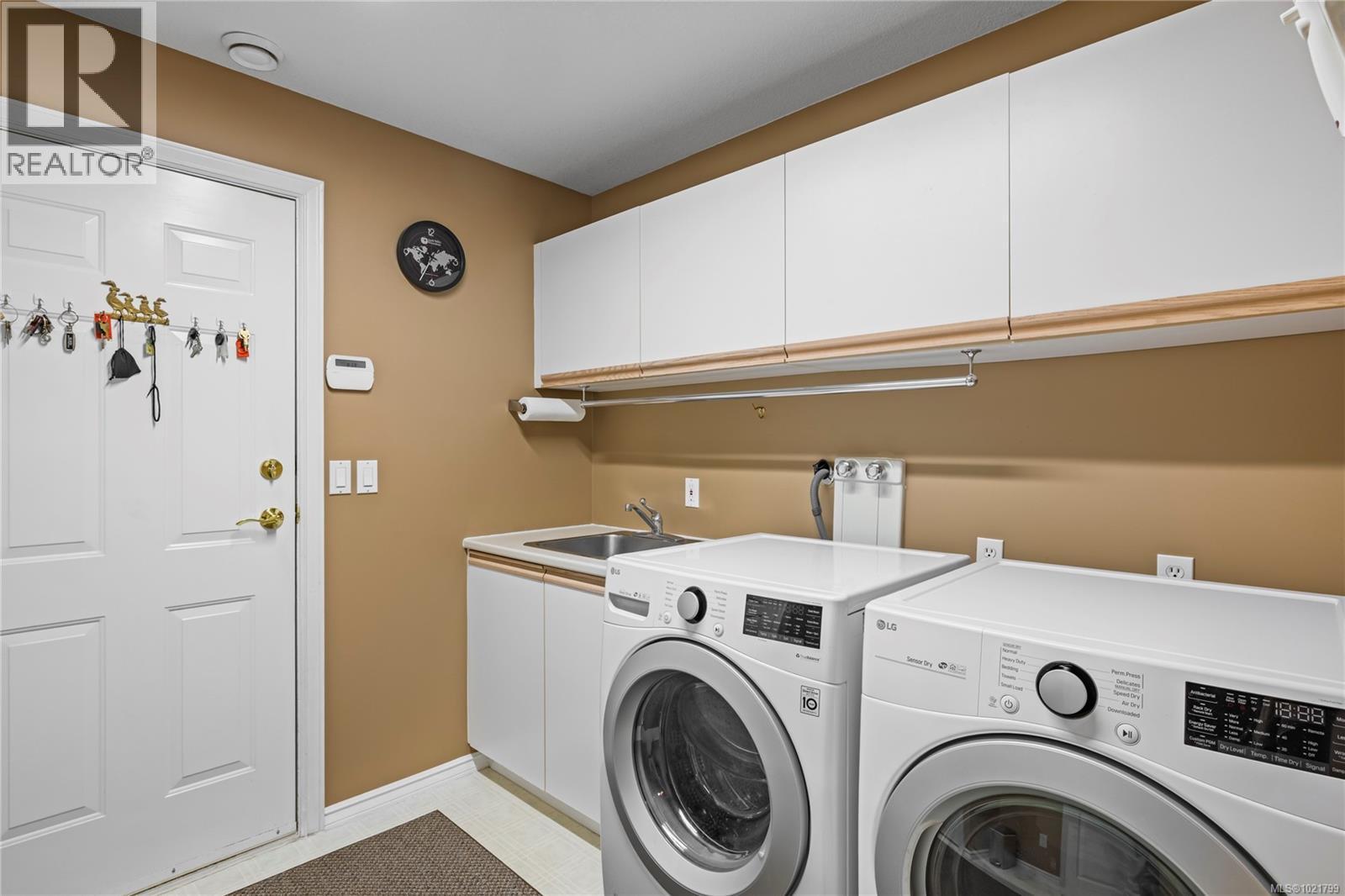 779 Mulholland Dr, Parksville, BC - Indoor Photo Showing Laundry Room