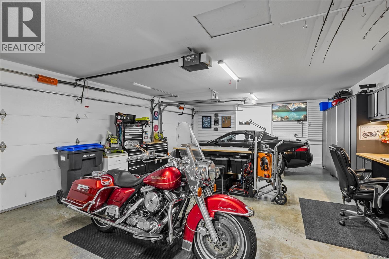 779 Mulholland Dr, Parksville, BC - Indoor Photo Showing Garage