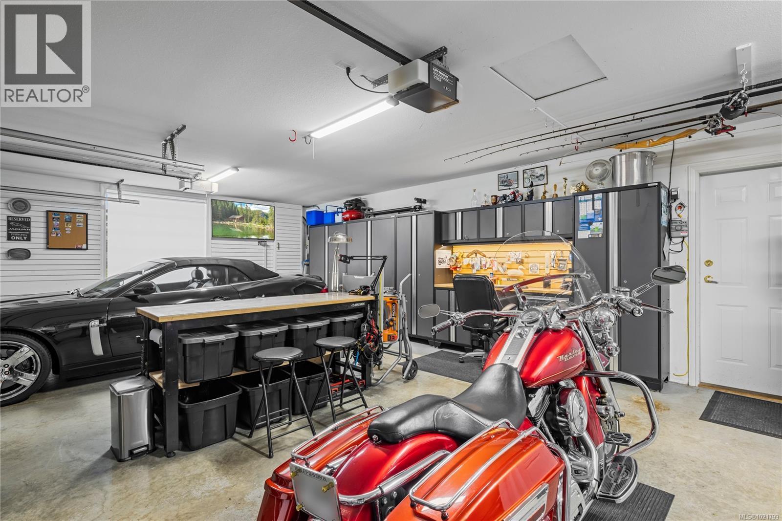 779 Mulholland Dr, Parksville, BC - Indoor Photo Showing Garage