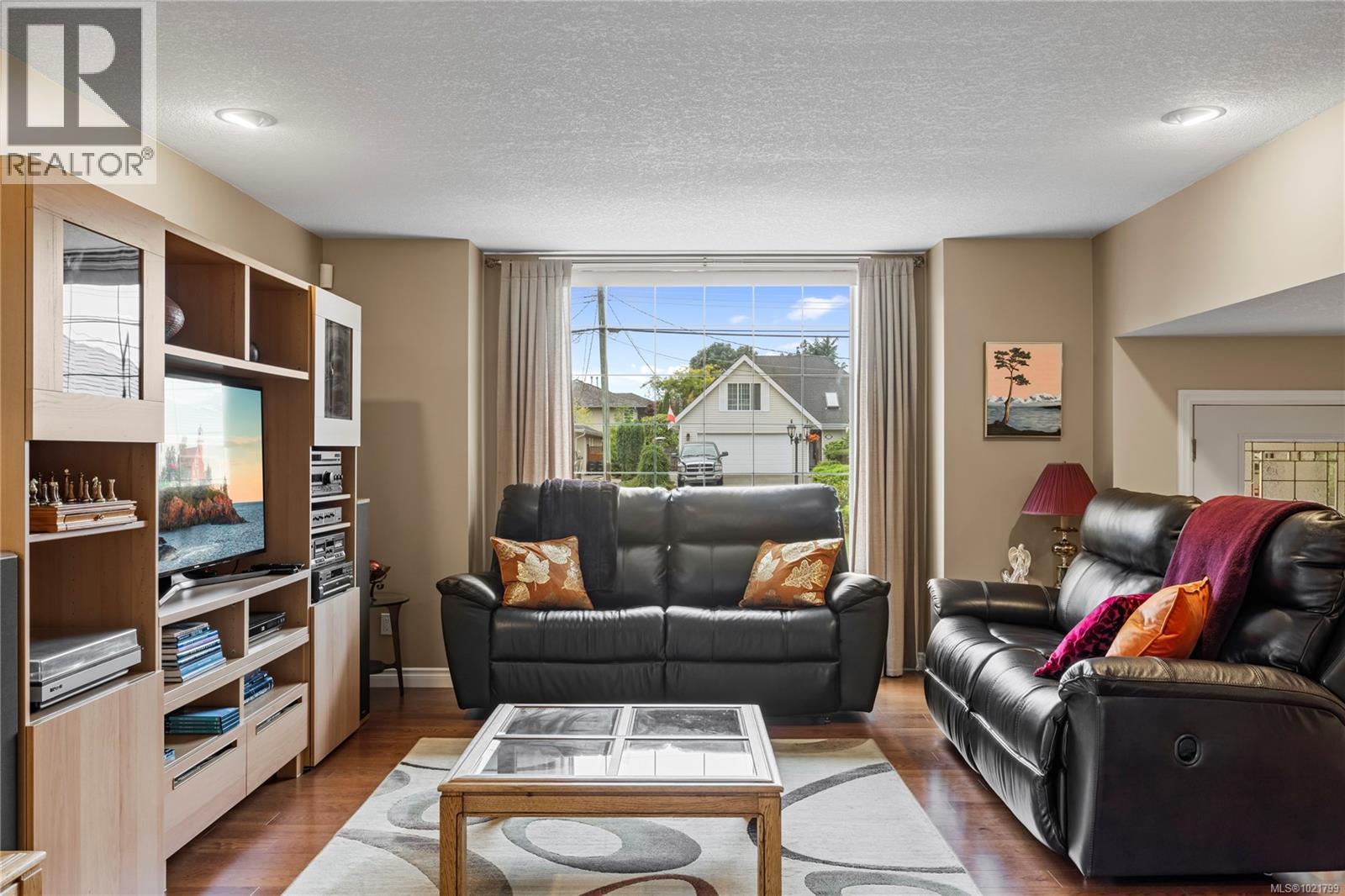 779 Mulholland Dr, Parksville, BC - Indoor Photo Showing Living Room
