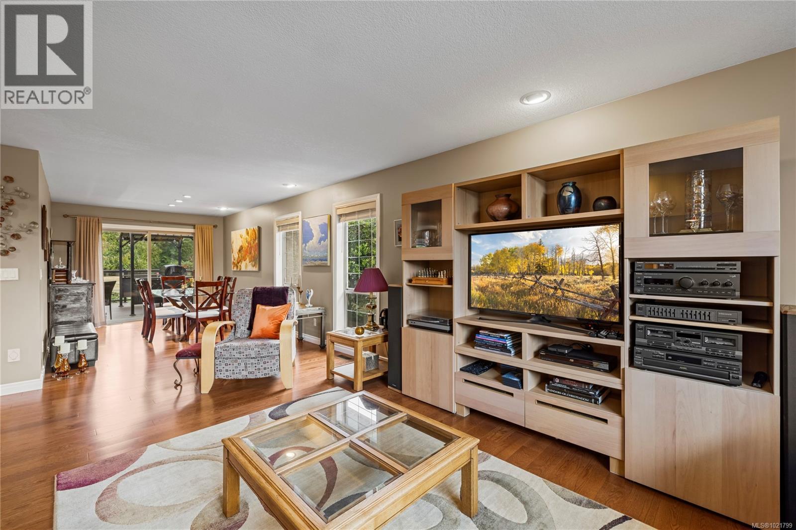 779 Mulholland Dr, Parksville, BC - Indoor Photo Showing Living Room