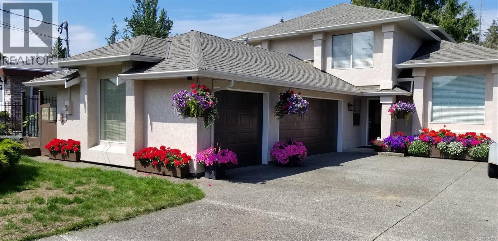 779 Mulholland Dr, Parksville, BC - Outdoor With Facade