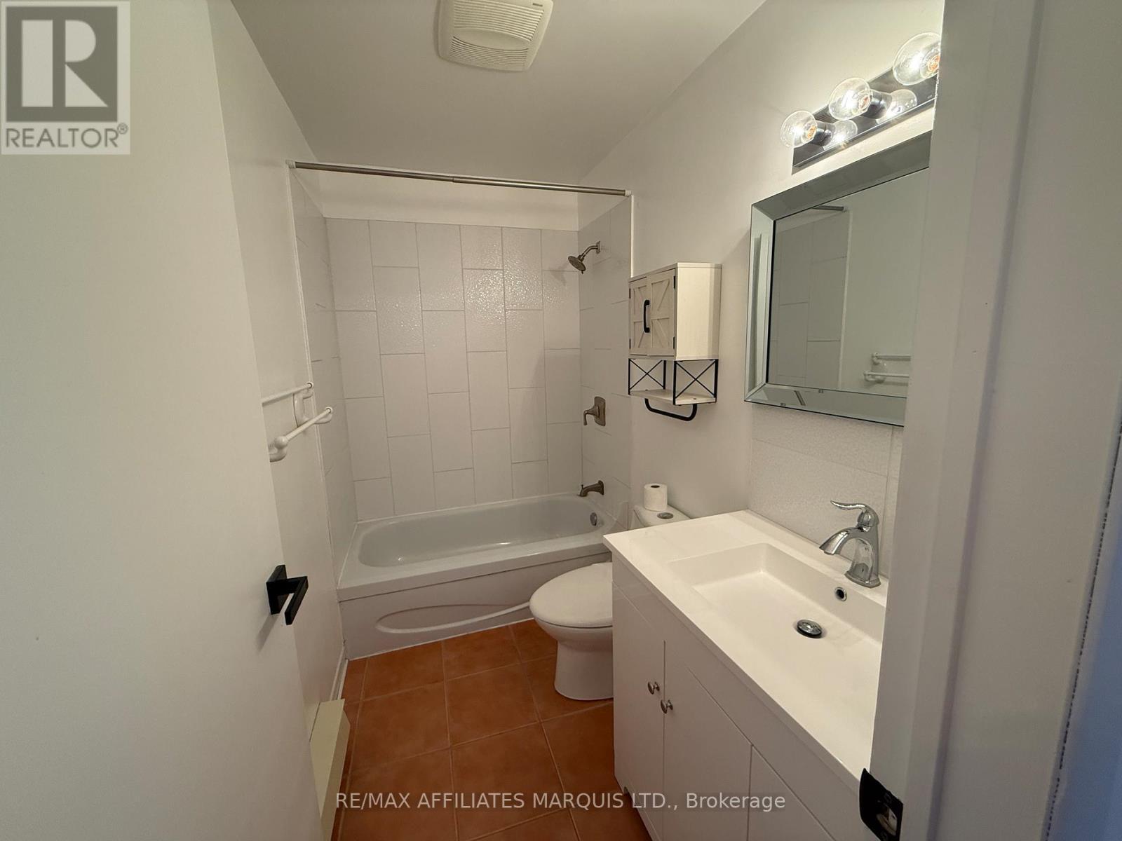 4 piece bathroom - 307 - 220 Kenyon Street W, North Glengarry, ON - Indoor Photo Showing Bathroom