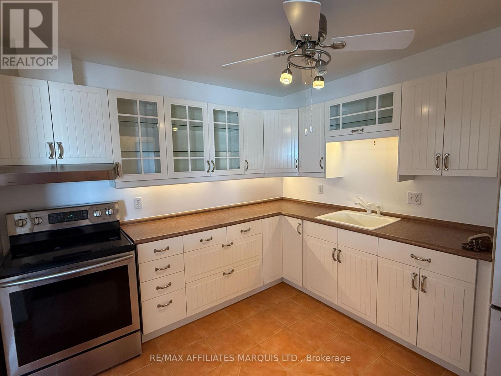 307 - 220 Kenyon Street W, North Glengarry, ON - Indoor Photo Showing Kitchen
