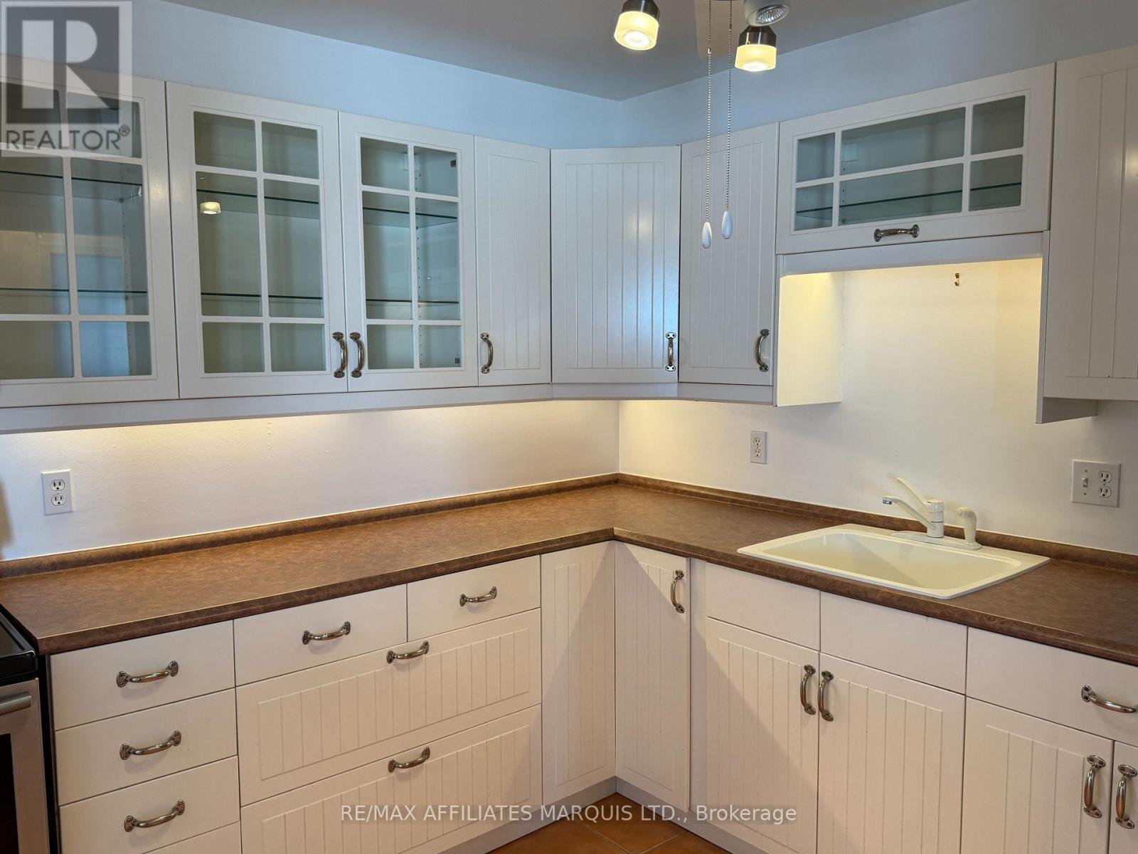 307 - 220 Kenyon Street W, North Glengarry, ON - Indoor Photo Showing Kitchen