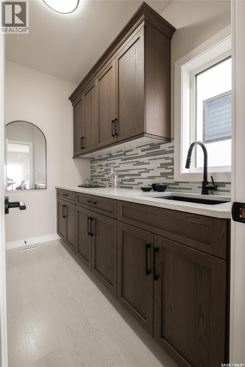 3748 Gee Crescent, Regina, SK - Indoor Photo Showing Kitchen