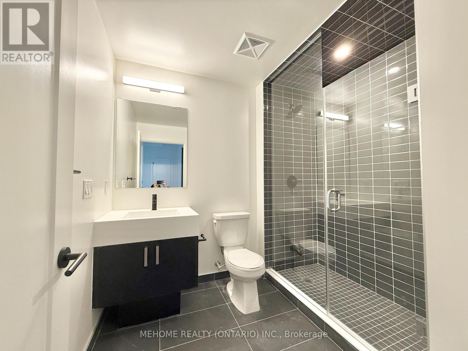 2304 - 280 Dundas Street W, Toronto, ON - Indoor Photo Showing Bathroom