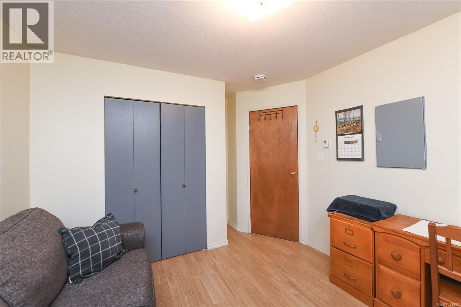 Home office featuring light wood-style flooring and baseboards - 31 1535 Dingwall Rd, Courtenay, BC - Indoor