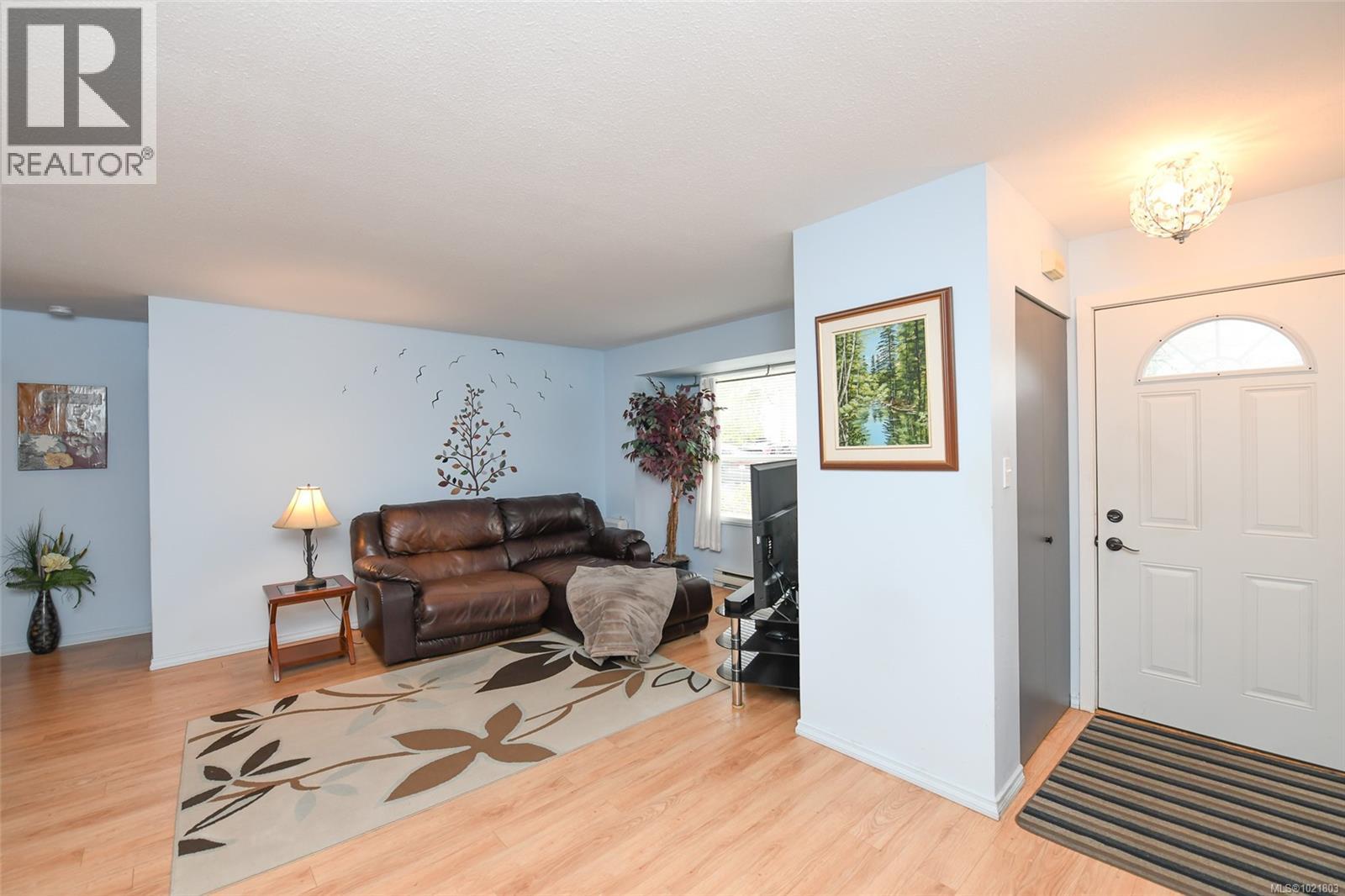 Foyer with light wood-style flooring and a chandelier - 31 1535 Dingwall Rd, Courtenay, BC - Indoor Photo Showing Other Room