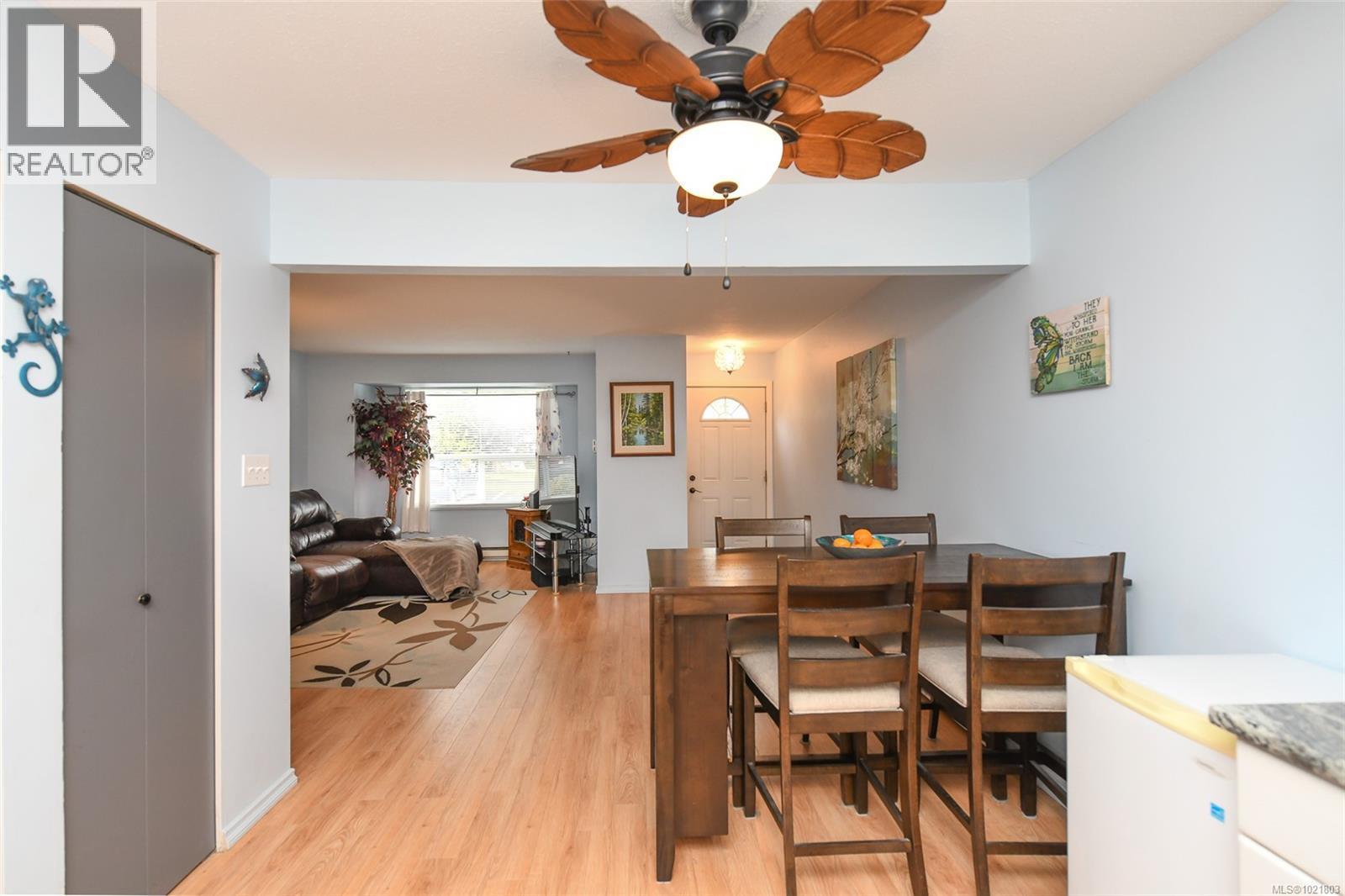 Dining space featuring light wood-type flooring and a ceiling fan - 31 1535 Dingwall Rd, Courtenay, BC - Indoor Photo Showing Dining Room