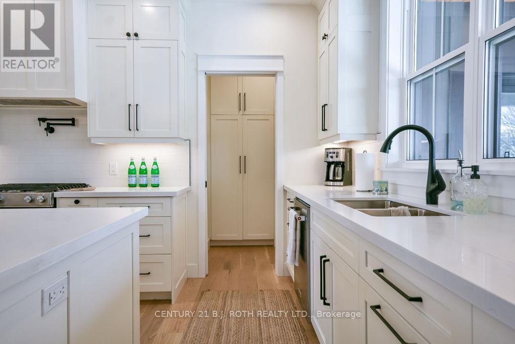 63 Highland Drive, Oro-Medonte, ON - Indoor Photo Showing Kitchen With Double Sink With Upgraded Kitchen