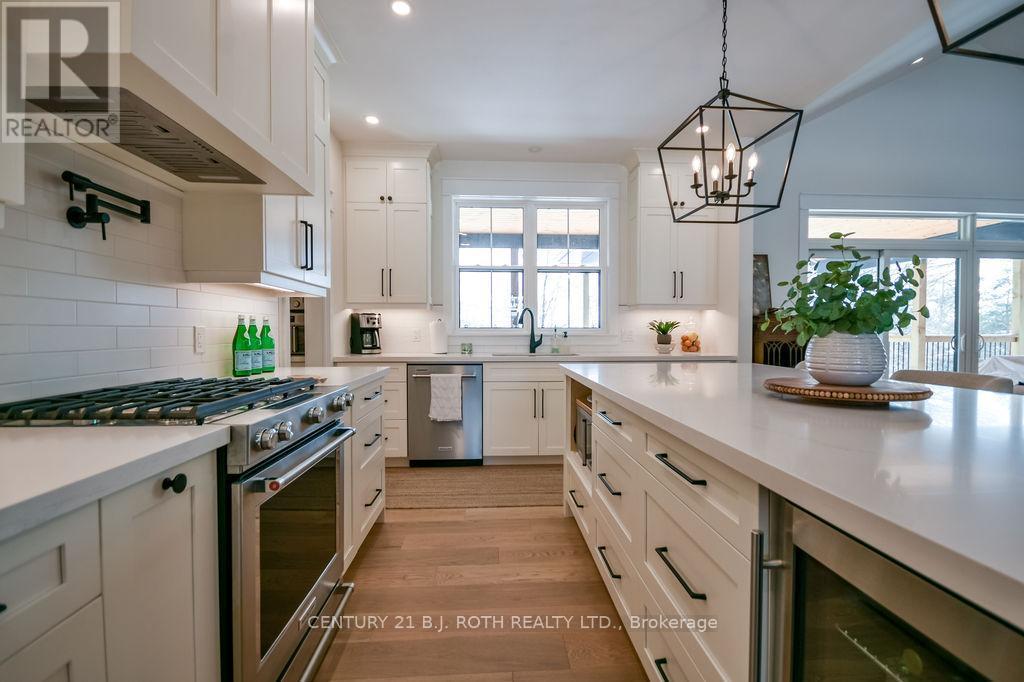 63 Highland Drive, Oro-Medonte, ON - Indoor Photo Showing Kitchen With Upgraded Kitchen