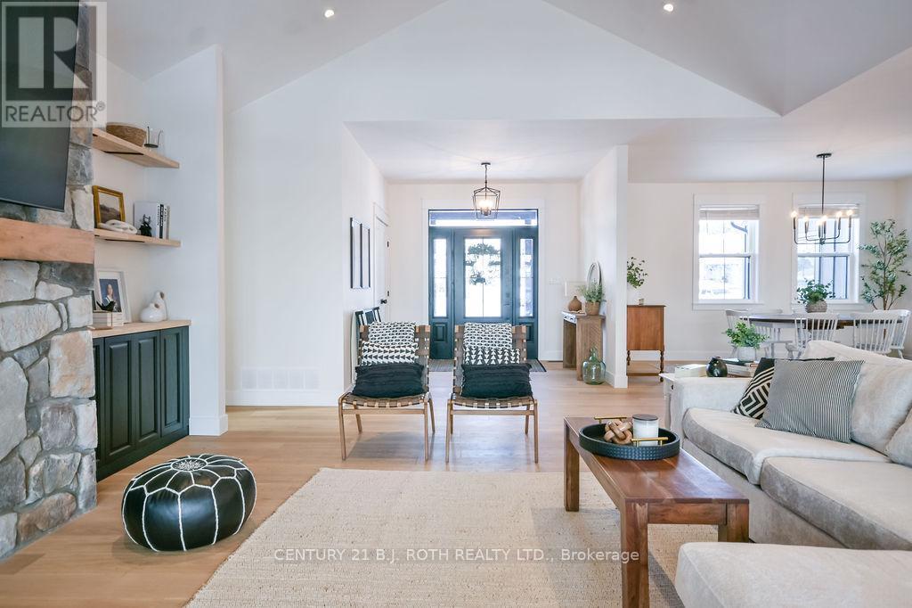 63 Highland Drive, Oro-Medonte, ON - Indoor Photo Showing Living Room