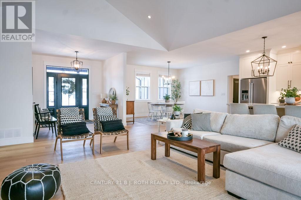 63 Highland Drive, Oro-Medonte, ON - Indoor Photo Showing Living Room
