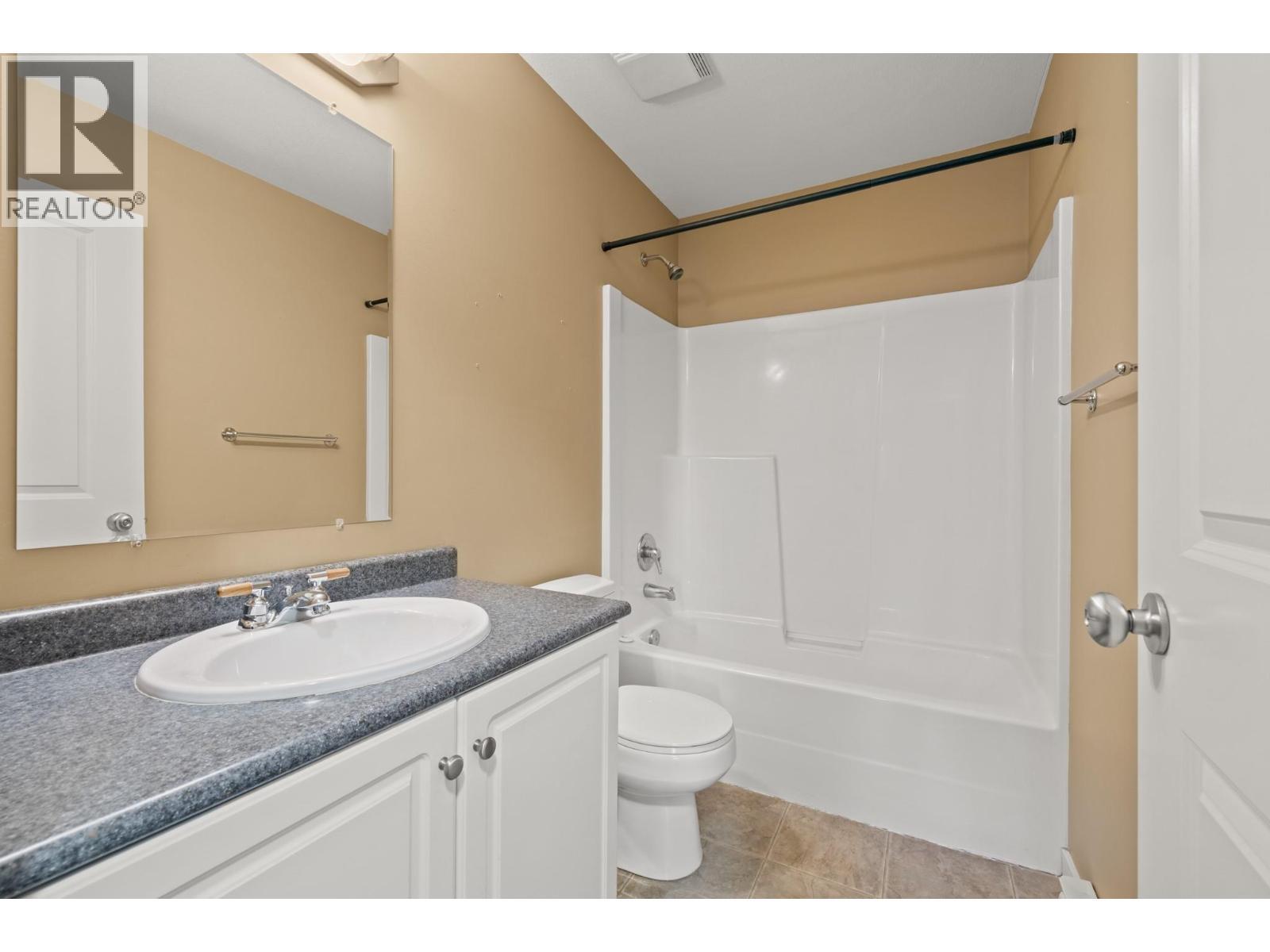 124 Mills Road Unit# 6, Kelowna, BC - Indoor Photo Showing Bathroom