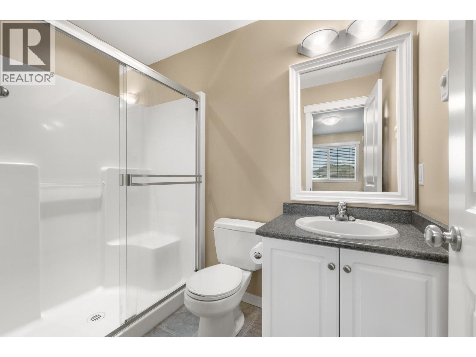 124 Mills Road Unit# 6, Kelowna, BC - Indoor Photo Showing Bathroom