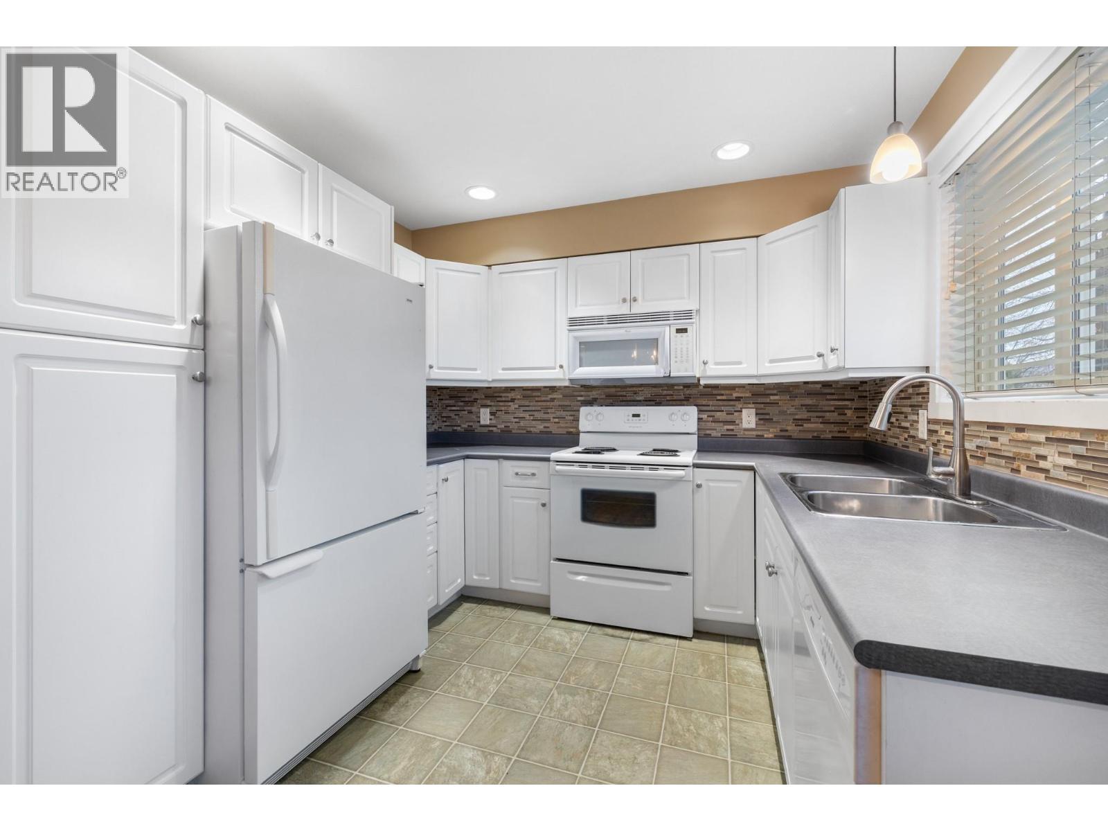 124 Mills Road Unit# 6, Kelowna, BC - Indoor Photo Showing Kitchen With Double Sink