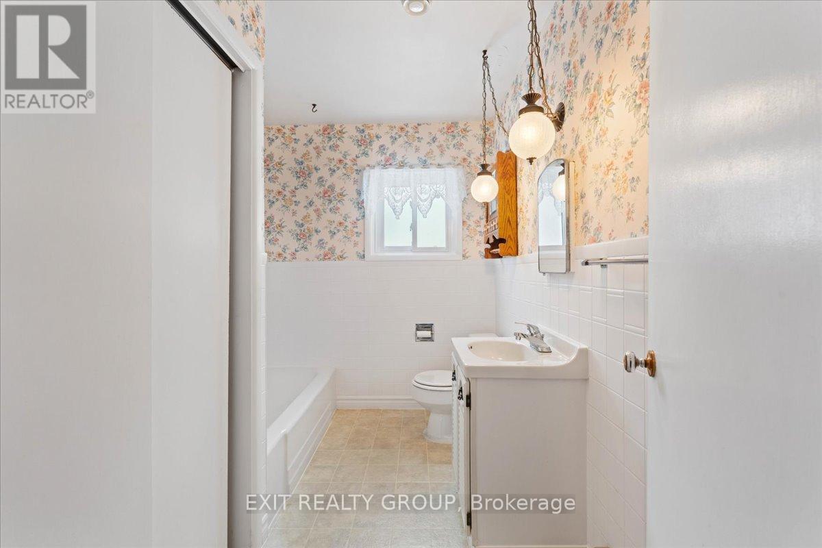 36 Valleyview Crescent, Belleville (Belleville Ward), ON -