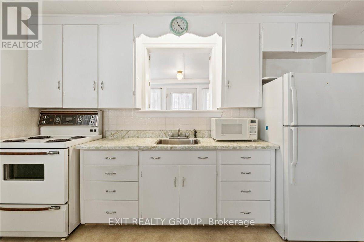 36 Valleyview Crescent, Belleville (Belleville Ward), ON - Indoor Photo Showing Kitchen