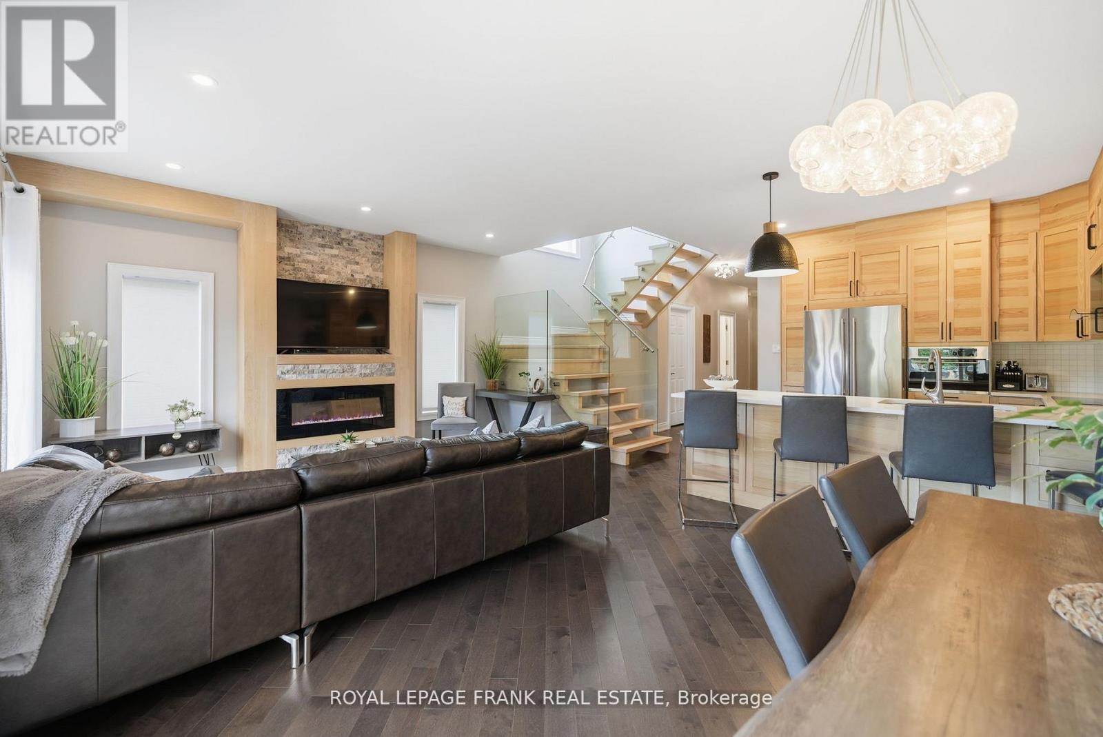 62 Helen Street, Kawartha Lakes (Bobcaygeon), ON - Indoor Photo Showing Living Room With Fireplace