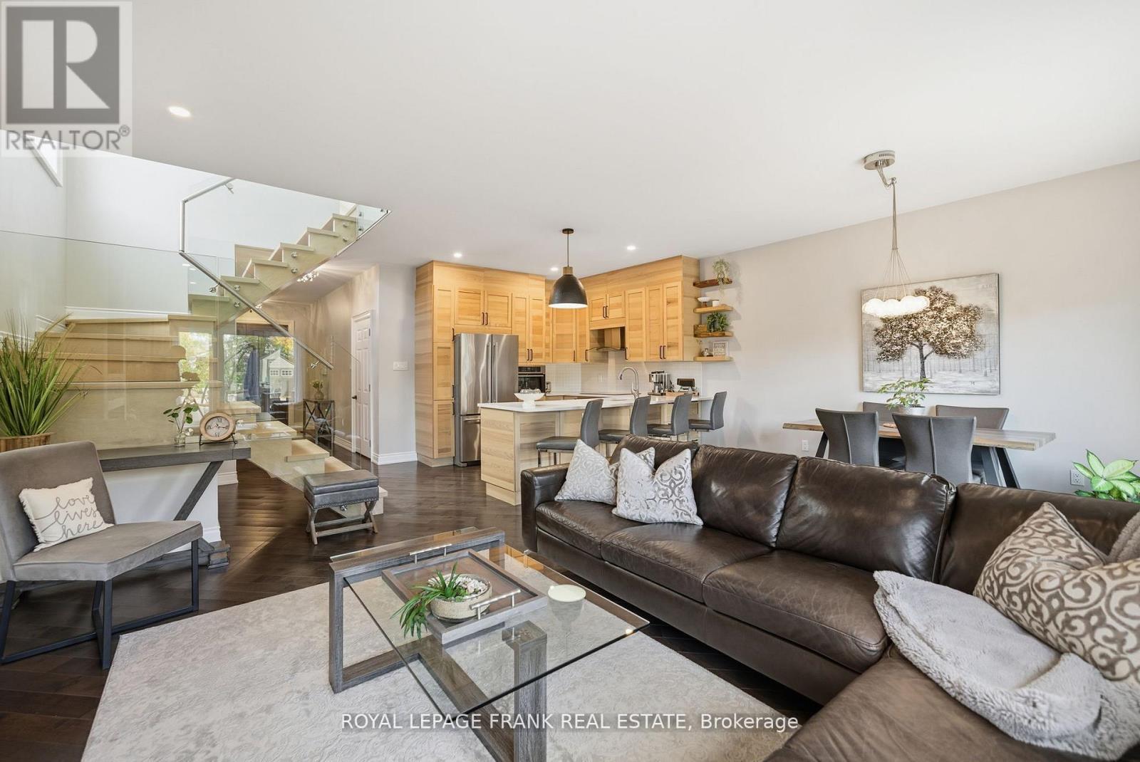 62 Helen Street, Kawartha Lakes (Bobcaygeon), ON - Indoor Photo Showing Living Room