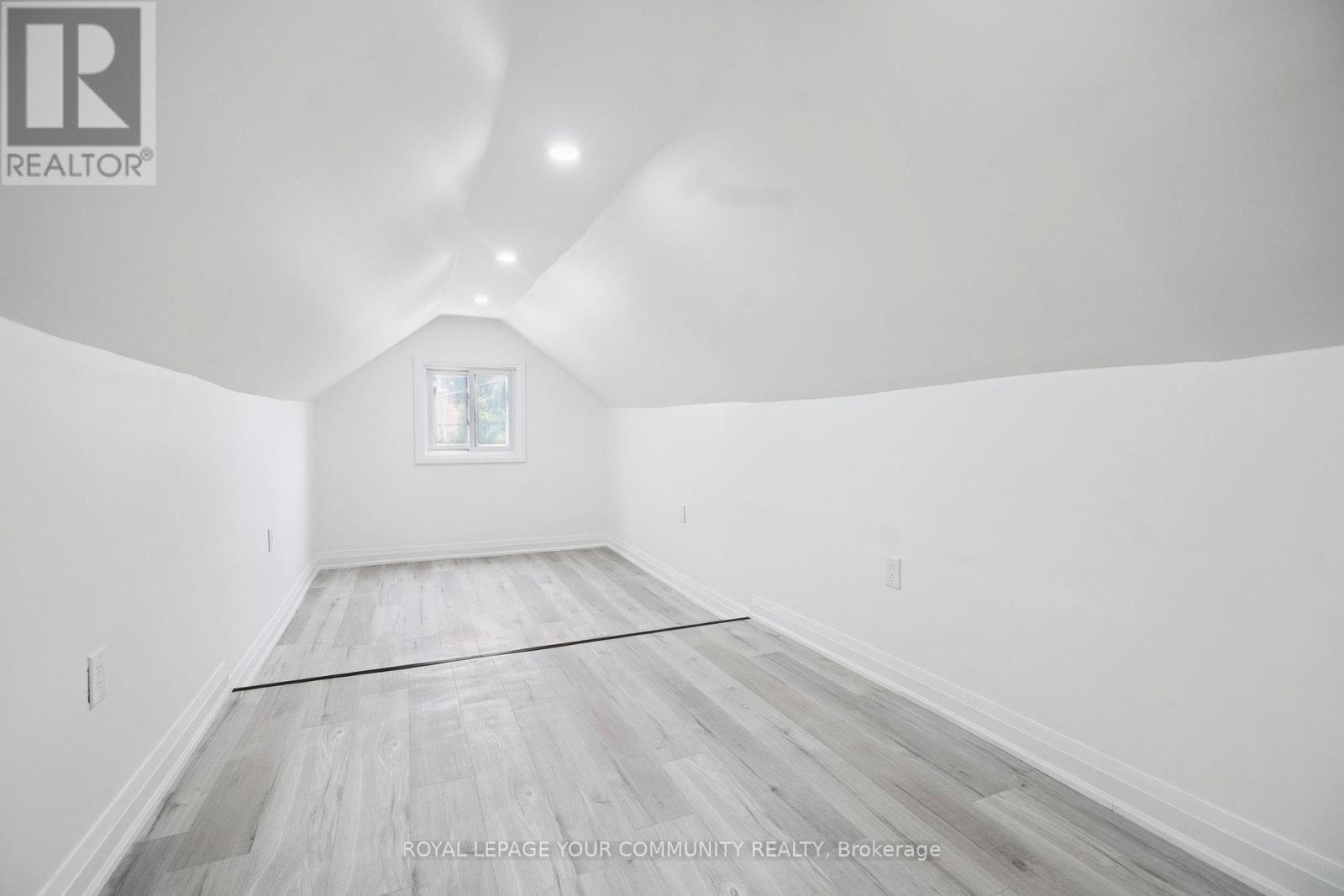 8 Merchison Avenue, Hamilton, ON - Indoor Photo Showing Other Room