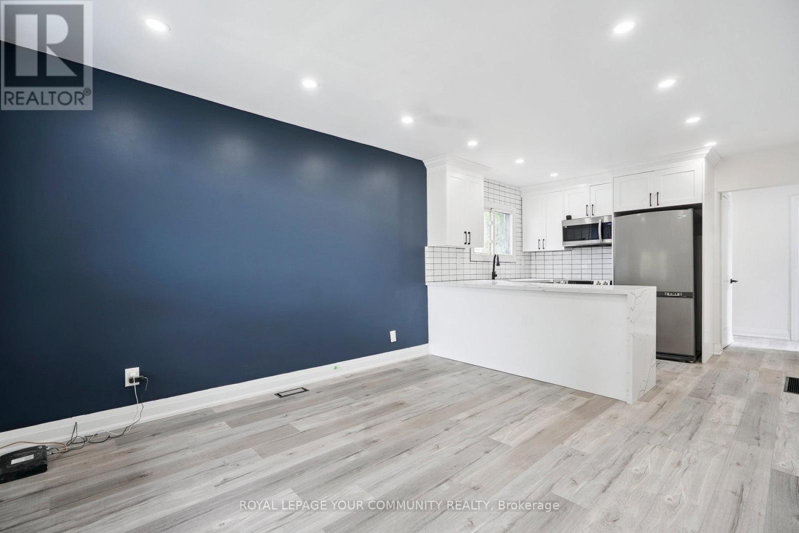 8 Merchison Avenue, Hamilton, ON - Indoor Photo Showing Kitchen With Upgraded Kitchen