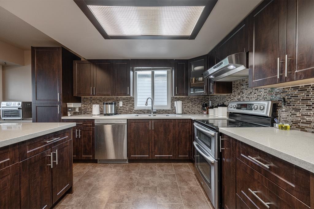 6478 130 Street, Surrey, BC - Indoor Photo Showing Kitchen With Double Sink With Upgraded Kitchen