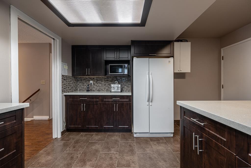 6478 130 Street, Surrey, BC - Indoor Photo Showing Kitchen