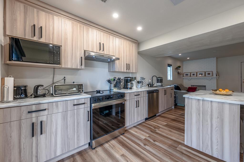 6478 130 Street, Surrey, BC - Indoor Photo Showing Kitchen