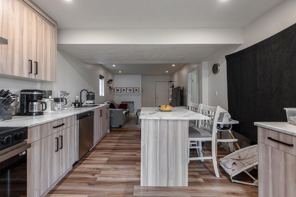 6478 130 Street, Surrey, BC - Indoor Photo Showing Kitchen