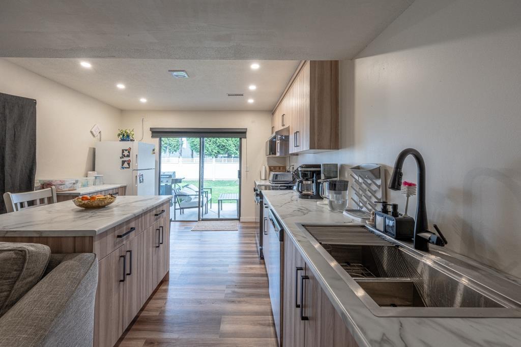 6478 130 Street, Surrey, BC - Indoor Photo Showing Kitchen