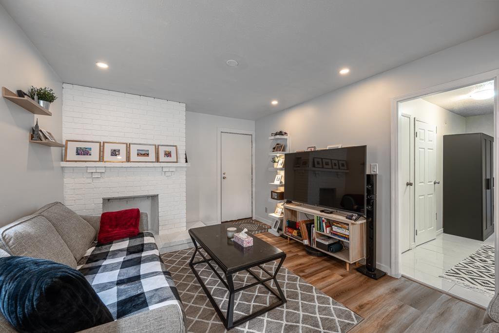 6478 130 Street, Surrey, BC - Indoor Photo Showing Living Room With Fireplace