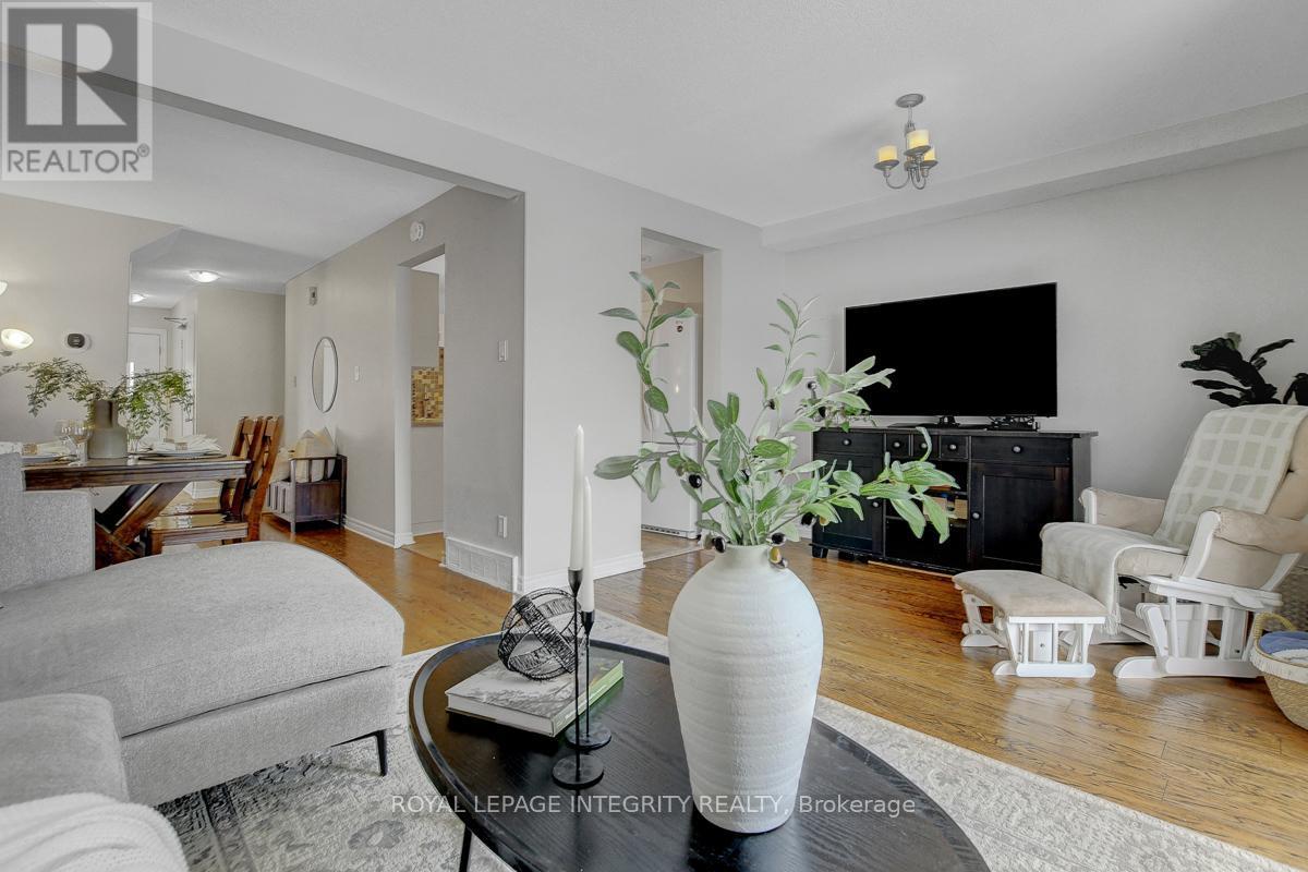 34 Stokes Crescent, Ottawa, ON - Indoor Photo Showing Living Room