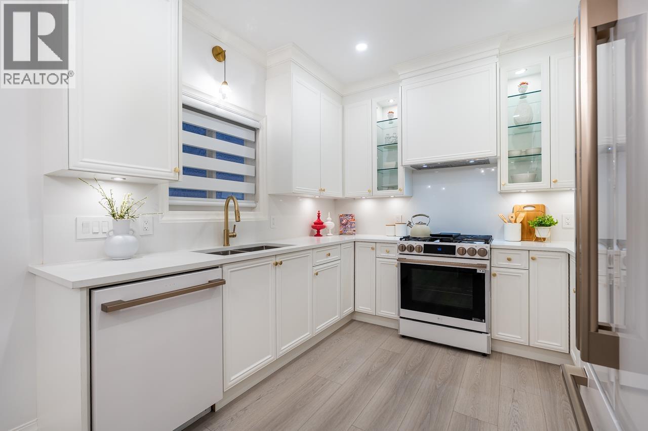 5136 Dominion Street, Burnaby, BC - Indoor Photo Showing Kitchen With Double Sink With Upgraded Kitchen