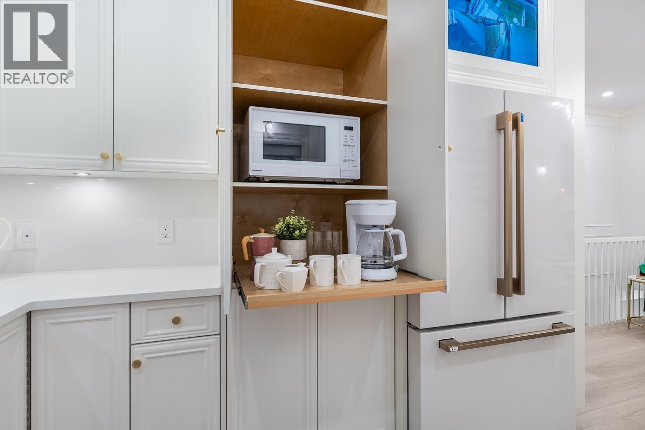 5136 Dominion Street, Burnaby, BC - Indoor Photo Showing Kitchen