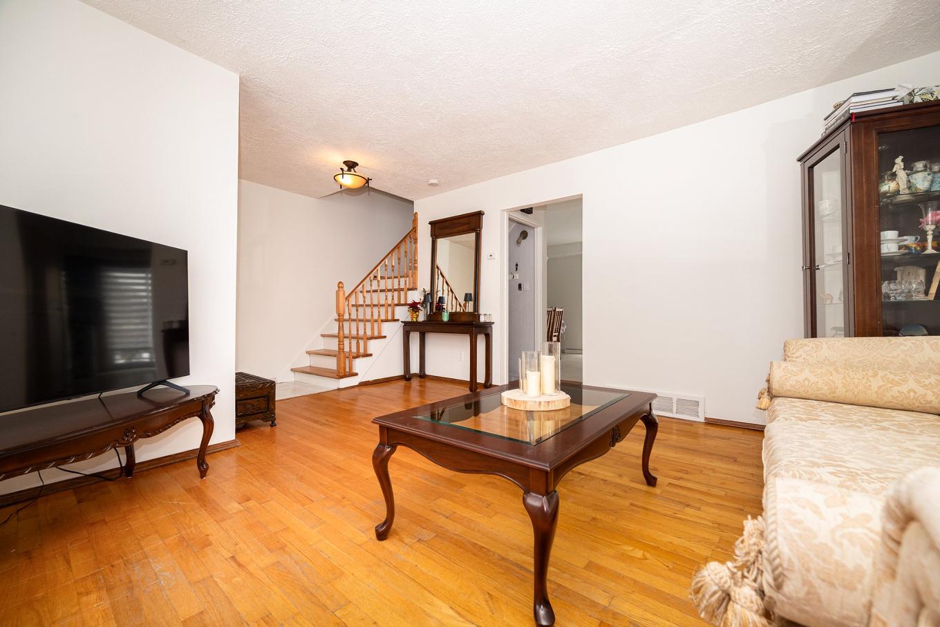Living room - 1154 Av. Haendel, Laval (Chomedey), QC - Indoor Photo Showing Living Room