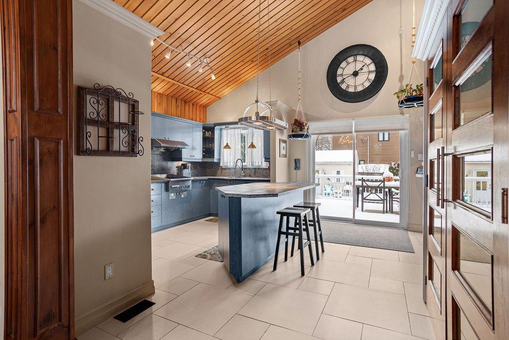 Kitchen - 2915 Rue Bellerive, Sainte-Marthe-Sur-Le-Lac, QC - Indoor Photo Showing Other Room