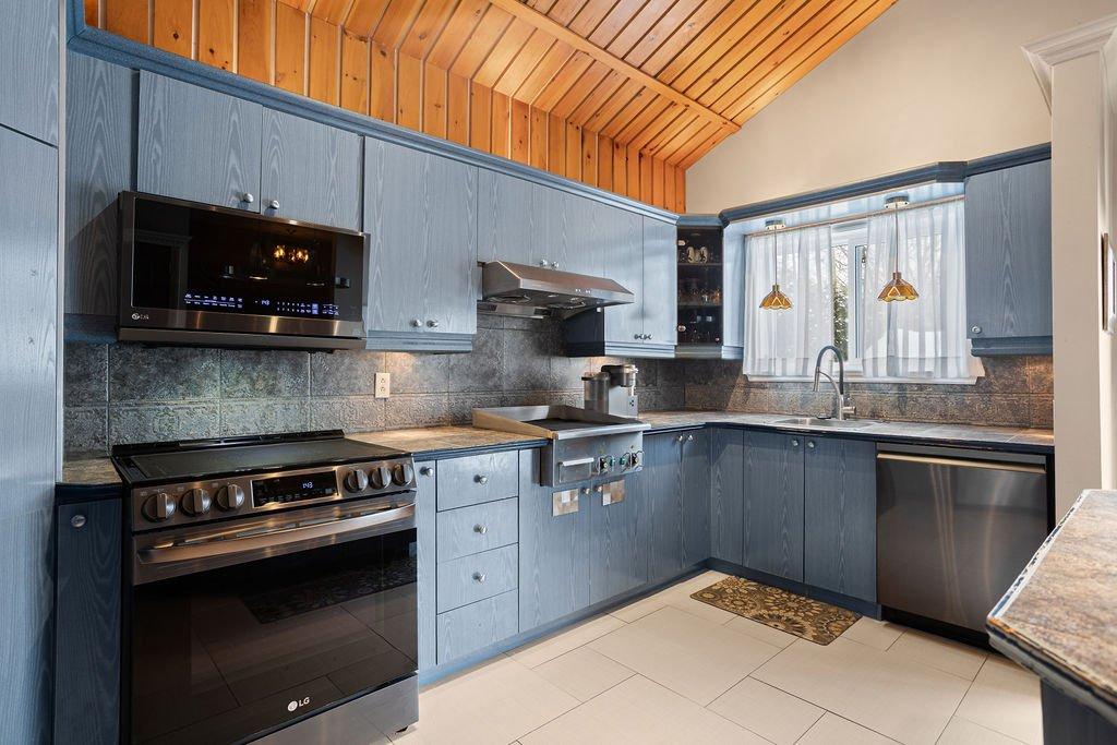 Kitchen - 2915 Rue Bellerive, Sainte-Marthe-Sur-Le-Lac, QC - Indoor Photo Showing Kitchen