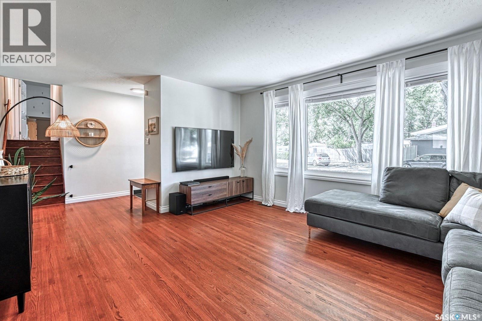 93 Cardinal Crescent, Regina, SK - Indoor Photo Showing Living Room