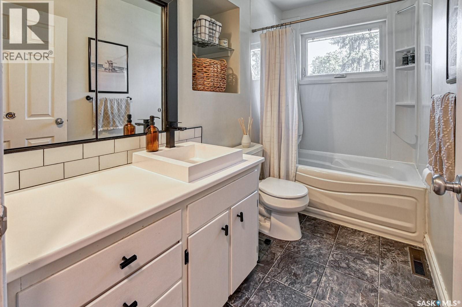 93 Cardinal Crescent, Regina, SK - Indoor Photo Showing Bathroom