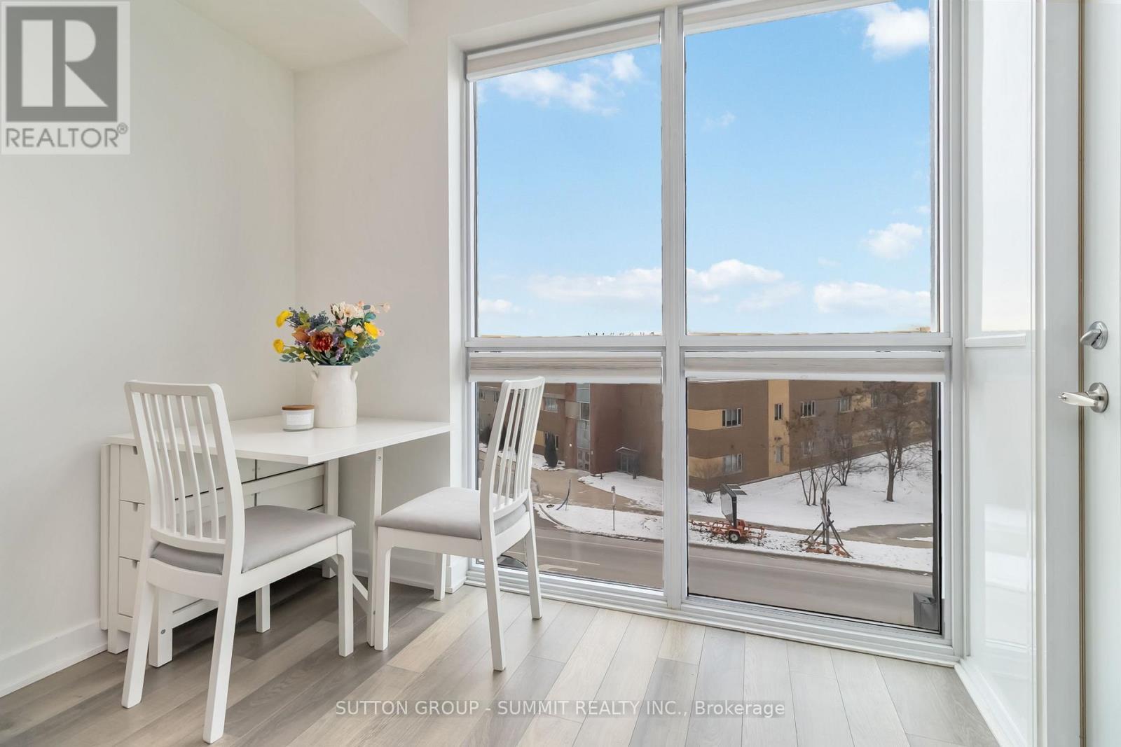 D422 - 5220 Dundas Street, Burlington, ON - Indoor