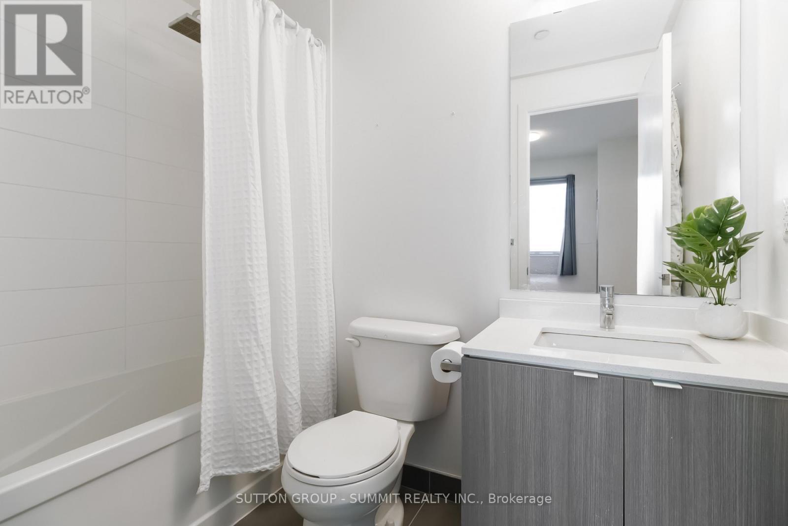 D422 - 5220 Dundas Street, Burlington, ON - Indoor Photo Showing Bathroom