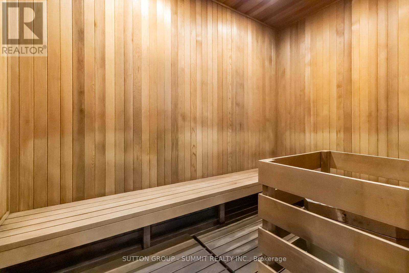 D422 - 5220 Dundas Street, Burlington, ON - Indoor Photo Showing Other Room