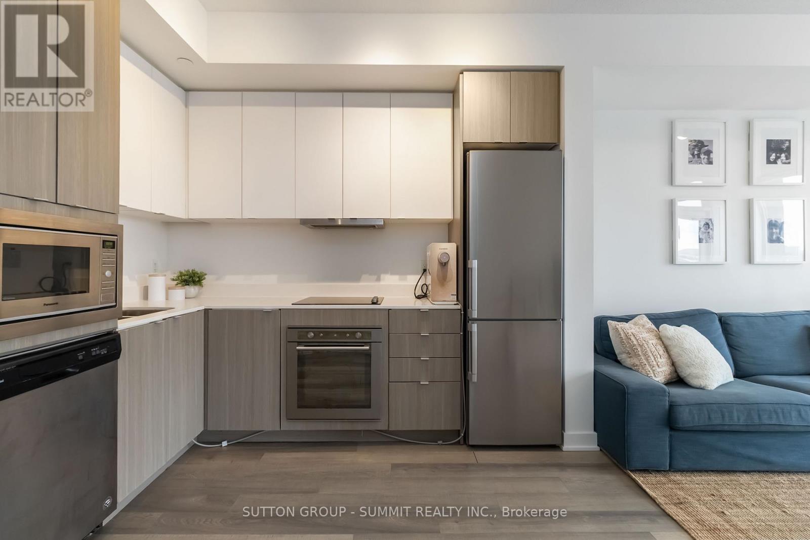 D422 - 5220 Dundas Street, Burlington, ON - Indoor Photo Showing Kitchen
