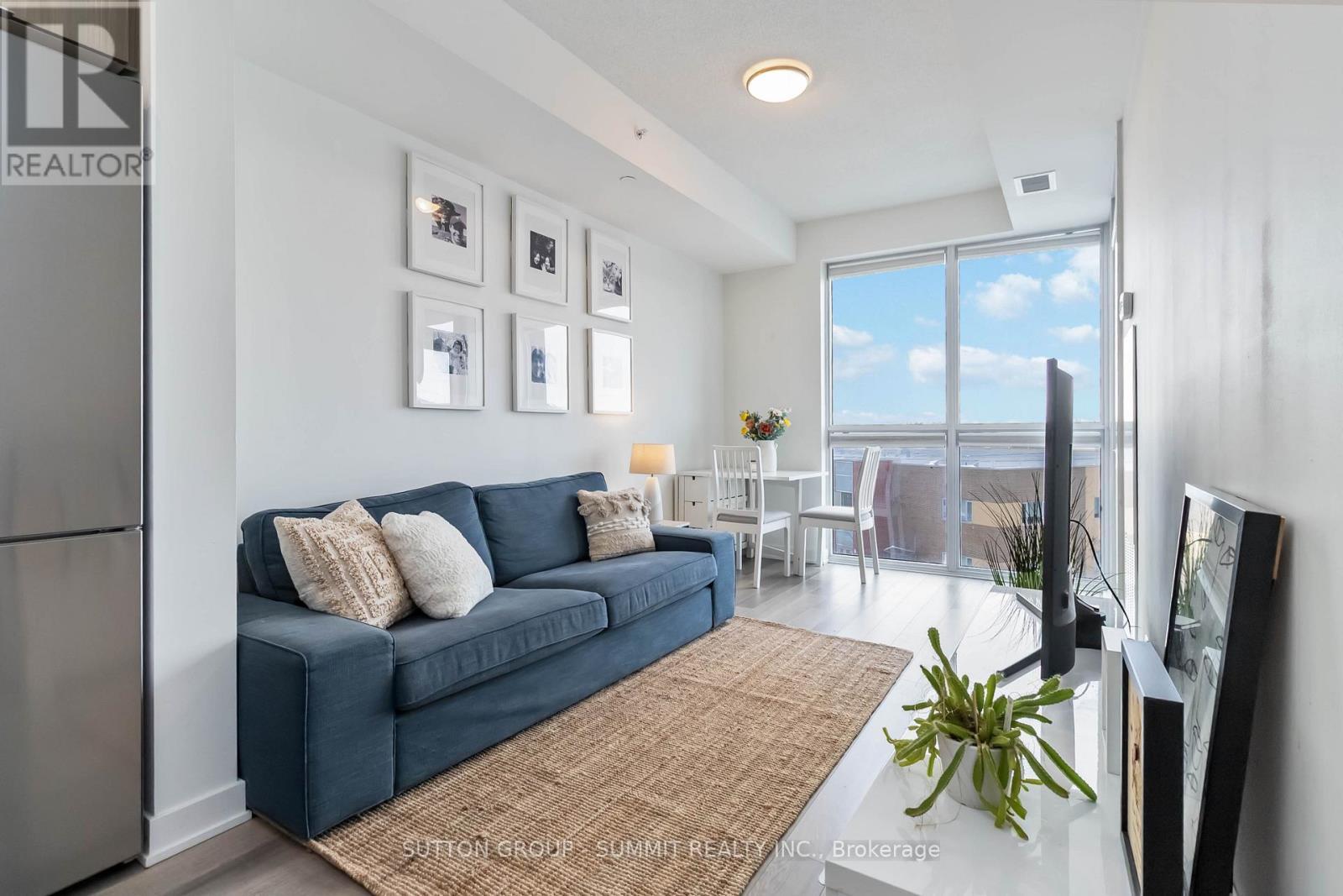 D422 - 5220 Dundas Street, Burlington, ON - Indoor Photo Showing Living Room