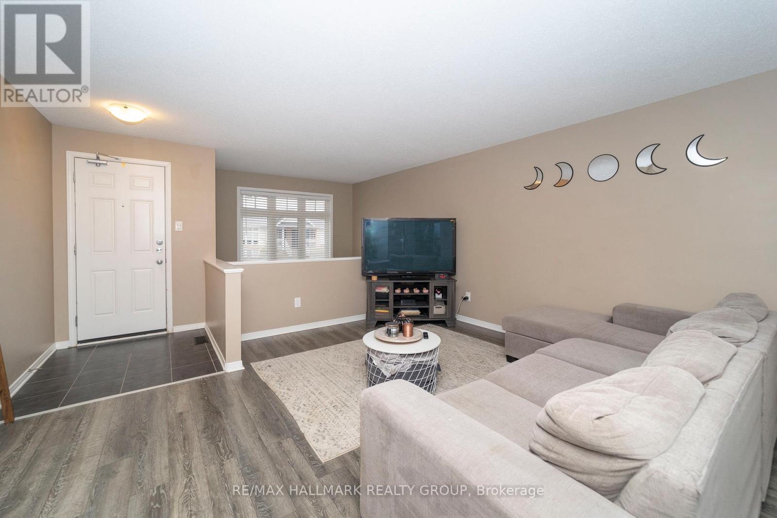 309 Galston Private, Ottawa, ON - Indoor Photo Showing Living Room